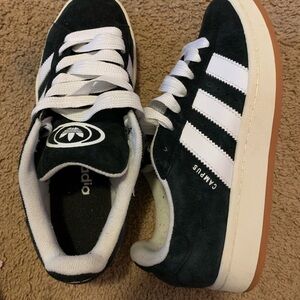 Adidas size 8 US look alike in black